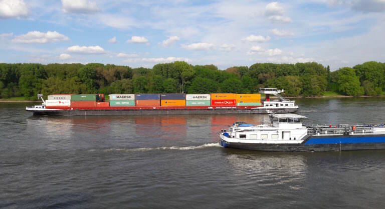 Frachtschiff unterwegs auf dem Rhein